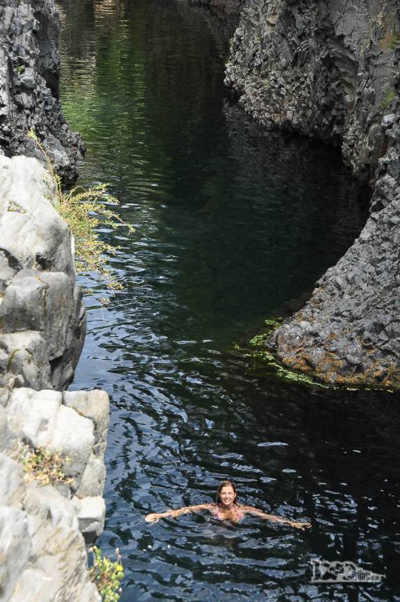 Nadando em um canyon no Parque Nacional Radal Siete Tazas, no centro-sul do Chile